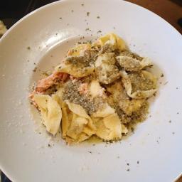 Raviolis de salmón ahumado con pesto y parnesano