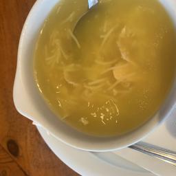 Sopa de pollo de corral al estilo de la abuela