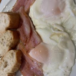 Huevos fritos con bacon