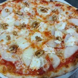 Pizza pera nueces y queso de cabra