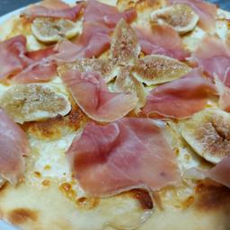 Pizza con queso  higos  y serrano 