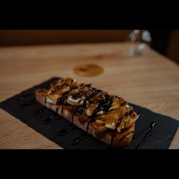 Tosta de solomillo con cebolla caramelizada y queso brie