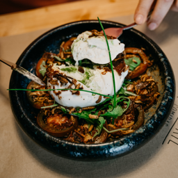 BURRATINA SOBRE TOMATES Y PESTO