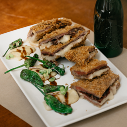 CACHOPO CON QUESO MAHONES Y CECINA DE LEON