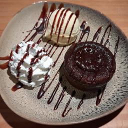 Coulant de chocolate acompañado de helado de vainilla