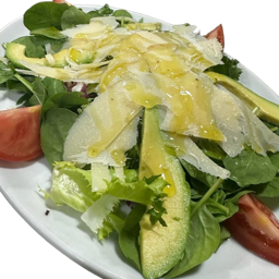 Ensalada Diferente, con escamas de queso parmesano
