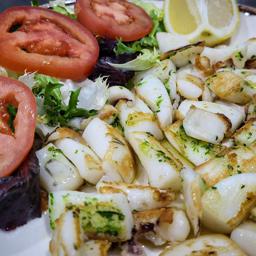 Delicias de sepia con ensalada 