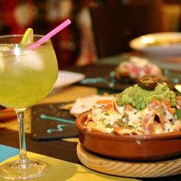 MINI NACHOS CON GUACAMOLE