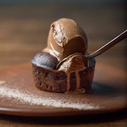 Coulant de chocolate, caramelo y café