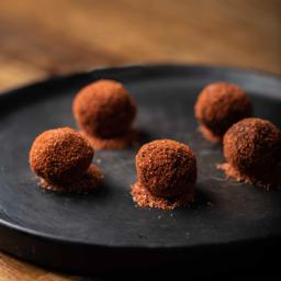 Trufas de chocolate y chile en polvo. 