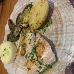 Lomo de atún a la plancha con ajo y perejil, verduras y patatas