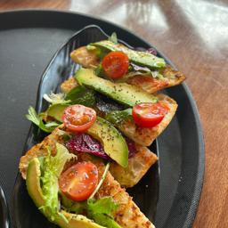Tostada de aguacate