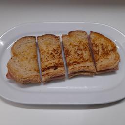 Sándwich mixto de jamón y queso.