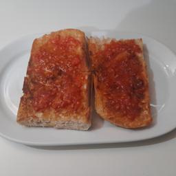 Tostada de pan con tomate