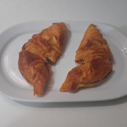 Croissants casero con mantequilla y mermelada.