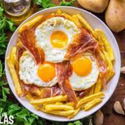 Huevos rotos con patata y jamon iberico