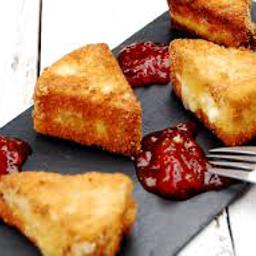 Dados de brie fritos con mermelada de tomate