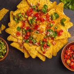 Nachos con guacamole , pico de gallo y queso cheddar