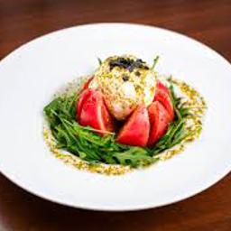 Ensalada de burrata con rucula y vinagreta de mango