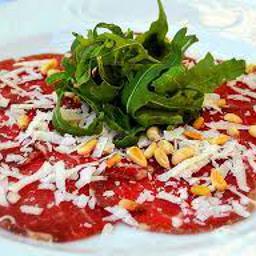 Carpaccio de ternera con virutas de queso parmesano