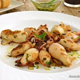 Calamarcitos a la plancha con wok de verduras