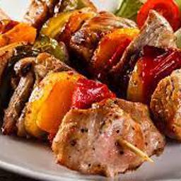 Brocheta de pollo y verduras a la brasa 