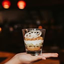 CREMOSO DE PISTACHO, CHOCOLATE BLANCO 7.10 Y MILK CRUMBS