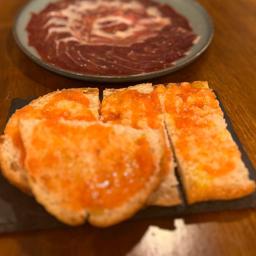 Pan de coca de Folgeroles con tomate