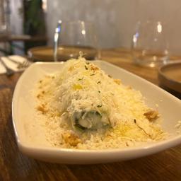 Canelon de espinacas, ricotta y piñones