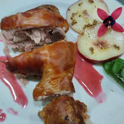 COCHINILLO ASADO, PIERNA