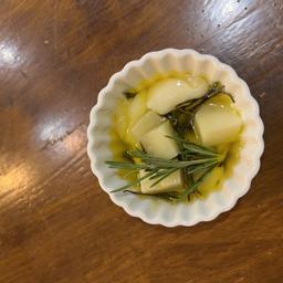 Dados de queso con aceite de Romero 