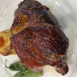 Codillo asado al estilo baviera