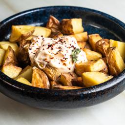 Nuestras “bravas 2.0” al horno con salsa brava con siracha y mayo-ajo