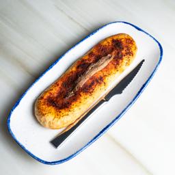 Anchoa, aceite de la Comunitat Valenciana, sal y "pebre roig"