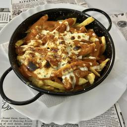 Patatas gratinadas con salsa carbonara o brava