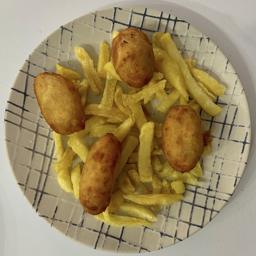 Croquetas de puchero, jamón, huevo y bacon, y de rejo de chipirón a la tinta de calamar (las de rejo llevan ali oli)