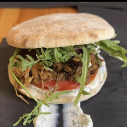 SANDWICH DE CORDERO ASADO