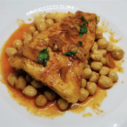 Lomo de bacalao a la llauna con alubias blancas y champiñones.