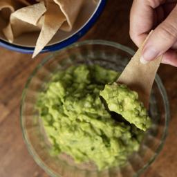 Guacamole con manzana verde y totopos 