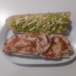Pollo a la plancha con lechuga y ali-oli.