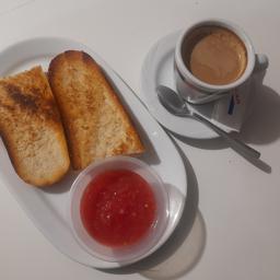 Desayuno con tostada de tomate.