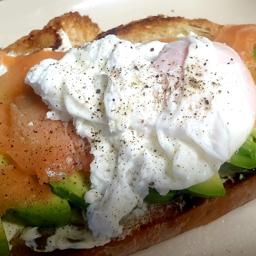 TOSTA DE SALMON Y AGUACATE