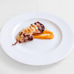 Calamaret’s plancha con infusión de aceite de oliva ajo y perejil 