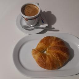 Desayuno con croissants.