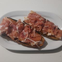 Tosta de pan con tomate y jamón.