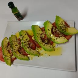 Tomate y aguacate aliñado