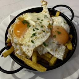 Huevos rotos al whisky