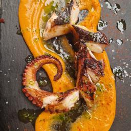 Pata de pulpo a la brasa con parmentier de patata y sobrasada, AOVE y sal Maldon