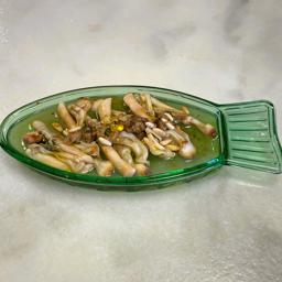 Navajas con vinagreta de boletus, piñones tostados y caviar de aceite de oliva