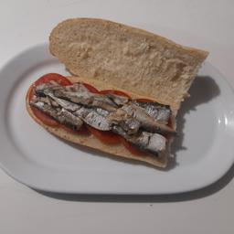 Sardinillas con tomate.